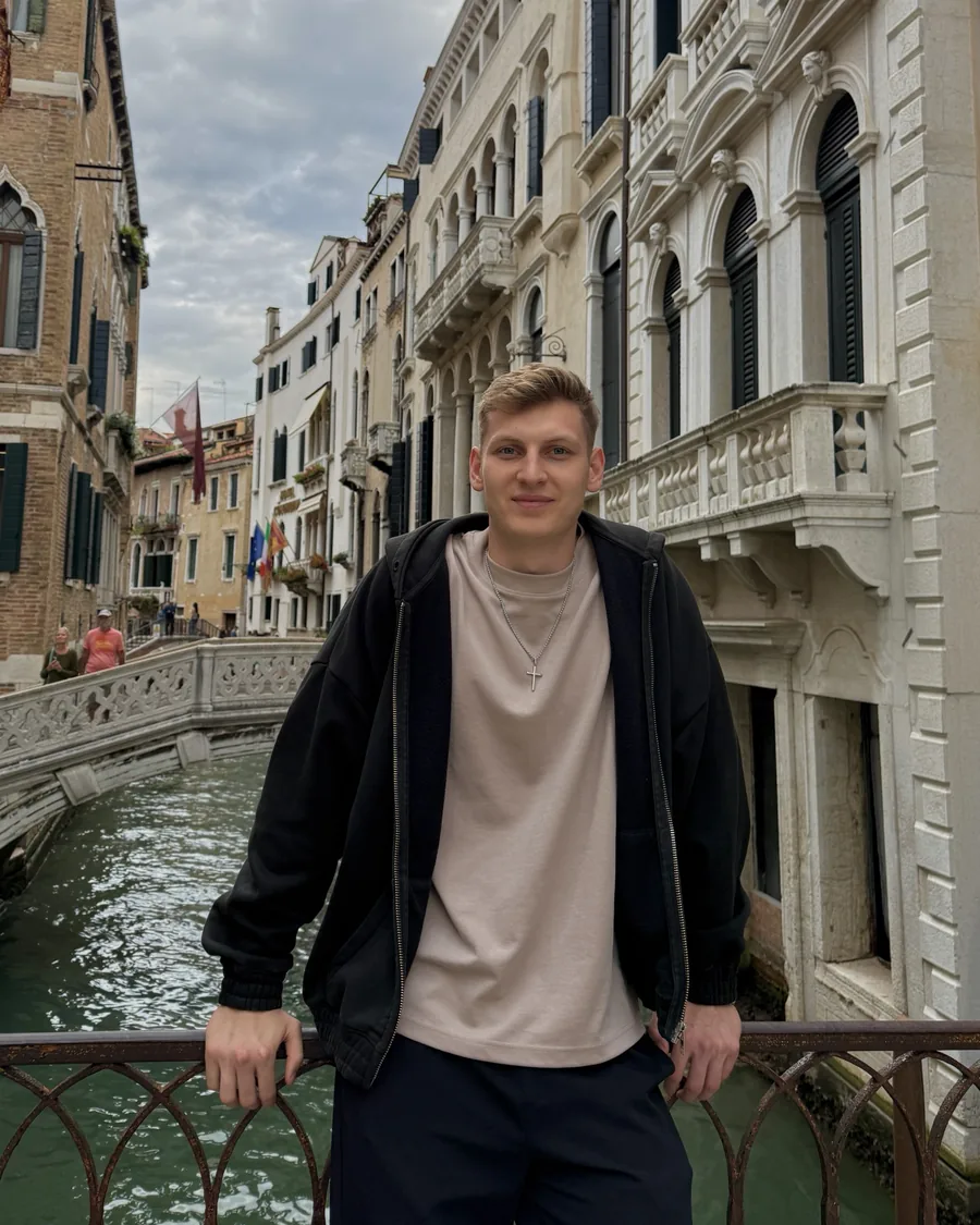 Kirill Mirnyy auf einer Brücke in Venedig