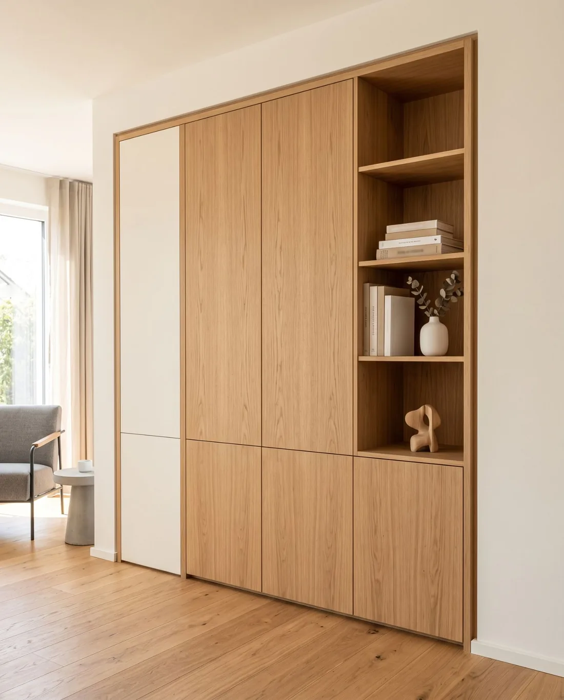 Eingebauter Schrank in Eiche mit grifflosen Fronten und offenem Regal in einer Wandnische